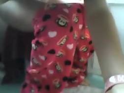 8 min - Camgirl hooters plays twat