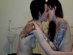 2 min - Tattooed sapphic kissing live