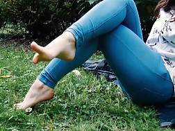 7 min - Jeans exposing feet park