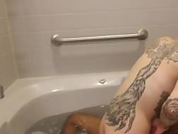 5 min - Interracial couple bathtub