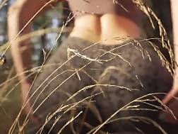 7 min - Milf leggings teases ass